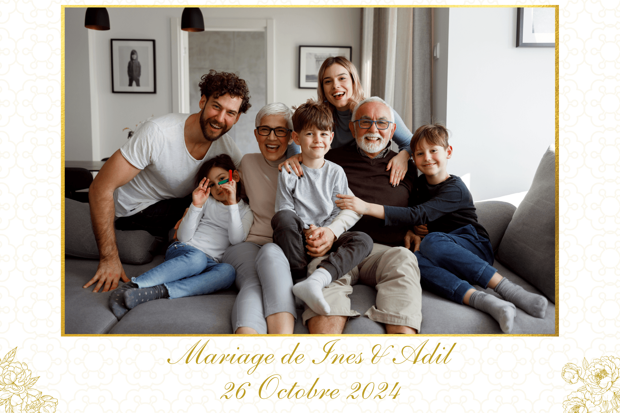 Photo Booth en action lors d'un mariage à Besançon - Invités s'amusant avec les accessoires
